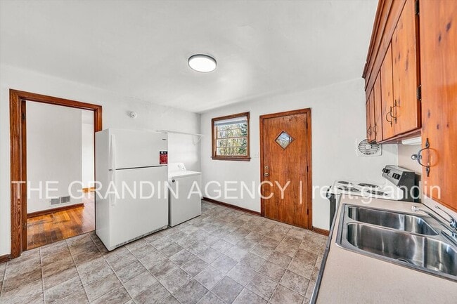 Building Photo - 3203 Roundhill Ave NW