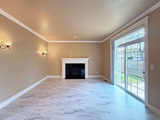 Building Photo - 520 Honeysuckle Ln