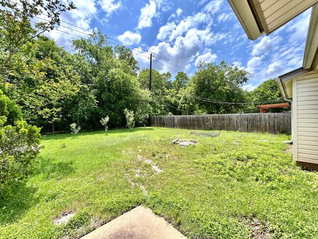 Building Photo - 3305 Oak Alley