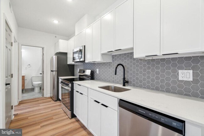 Building Photo - 2039 N Front St