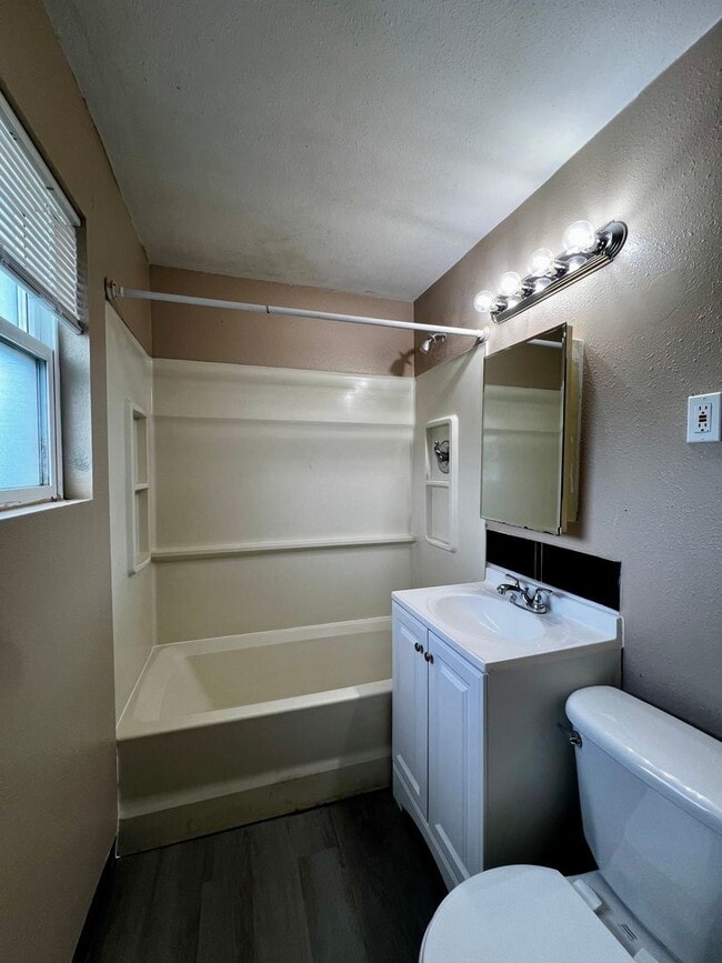 Building Photo - C914