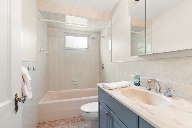 Building Photo - 40 Albion St