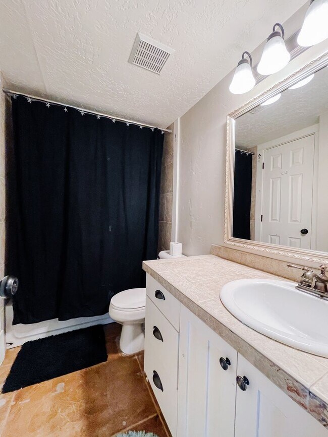 Building Photo - Spacious 4 Bedroom 3 Bath in Orem