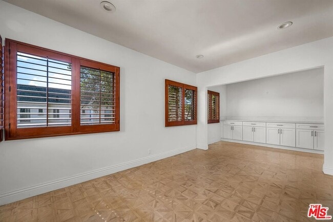 Building Photo - 157 S Elm Dr