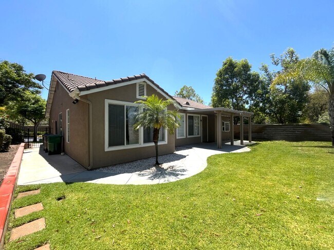 Building Photo - 3 bed, 2 bath located in Corona, CA!