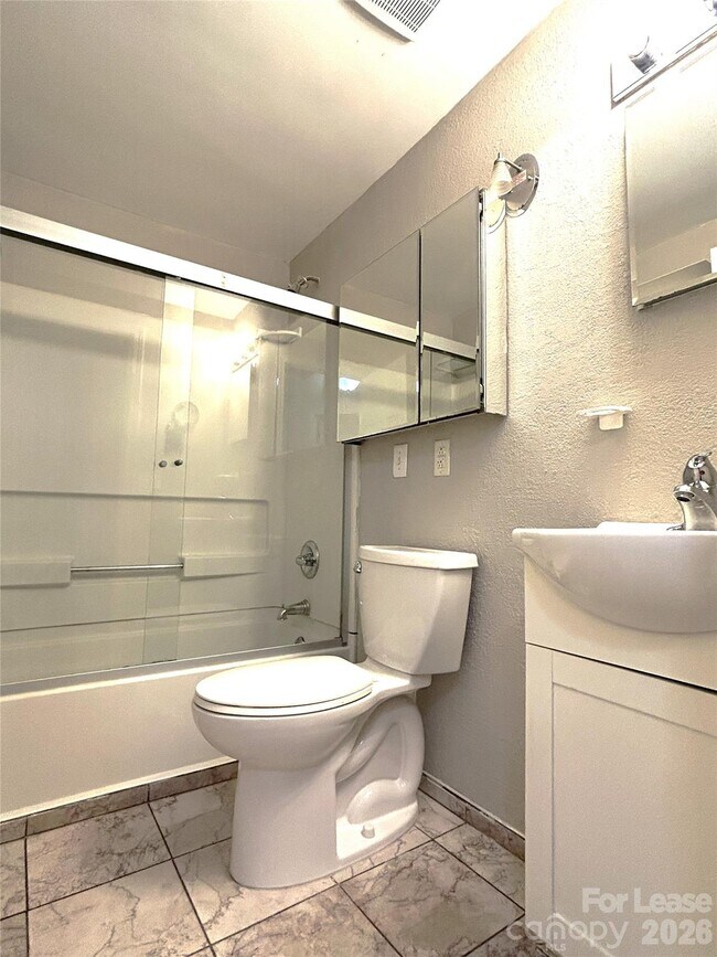 Building Photo - 9620 Vinca Cir