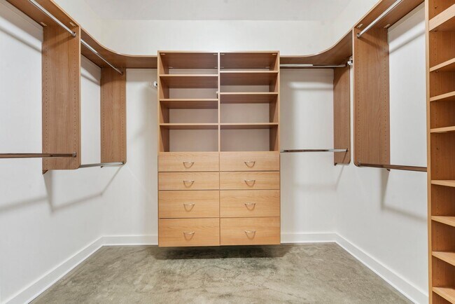Building Photo - The Civic - 2 bed/2 bath, east facing 16th...