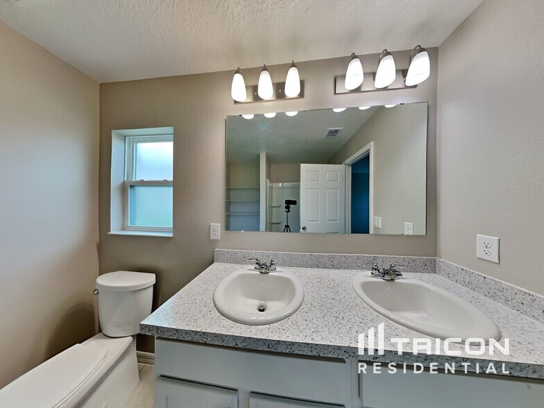 Building Photo - 624 Bullrush Ct