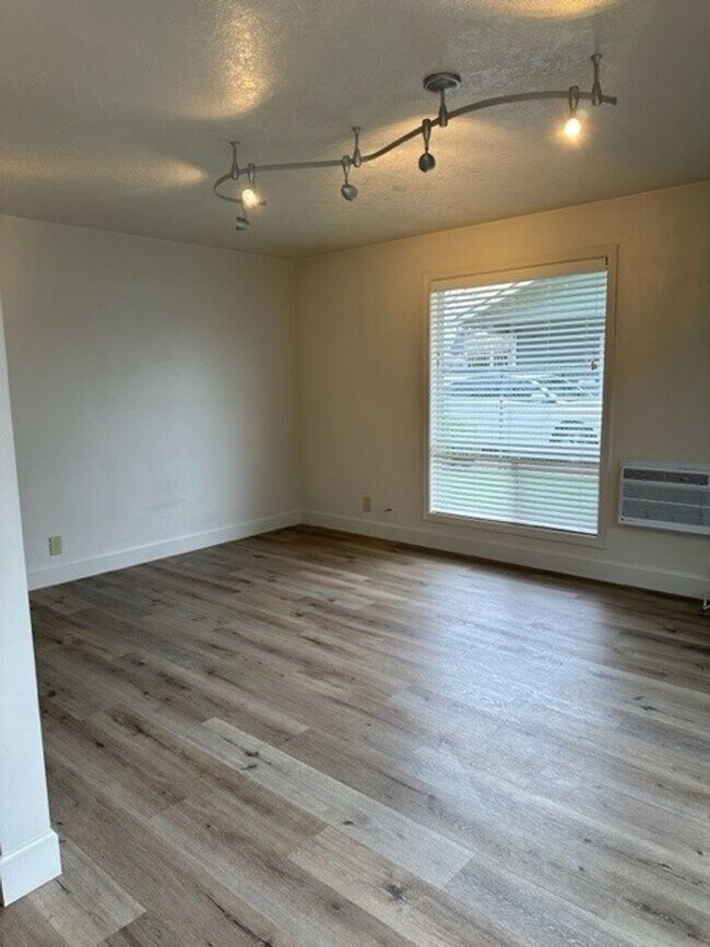 Building Photo - 197