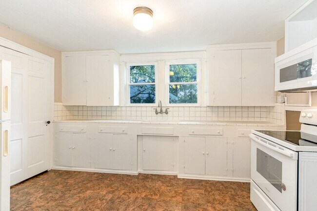 Building Photo - Green Hills Apartment for Rent!