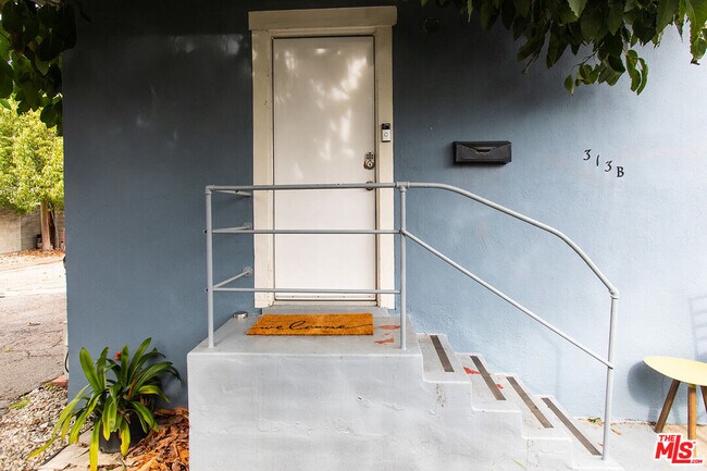 Building Photo - 313 Fischer St
