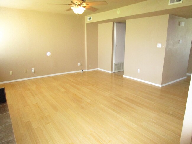 Building Photo - (2) Bed/(2.5) Bath Townhome Avail Now! Poo...