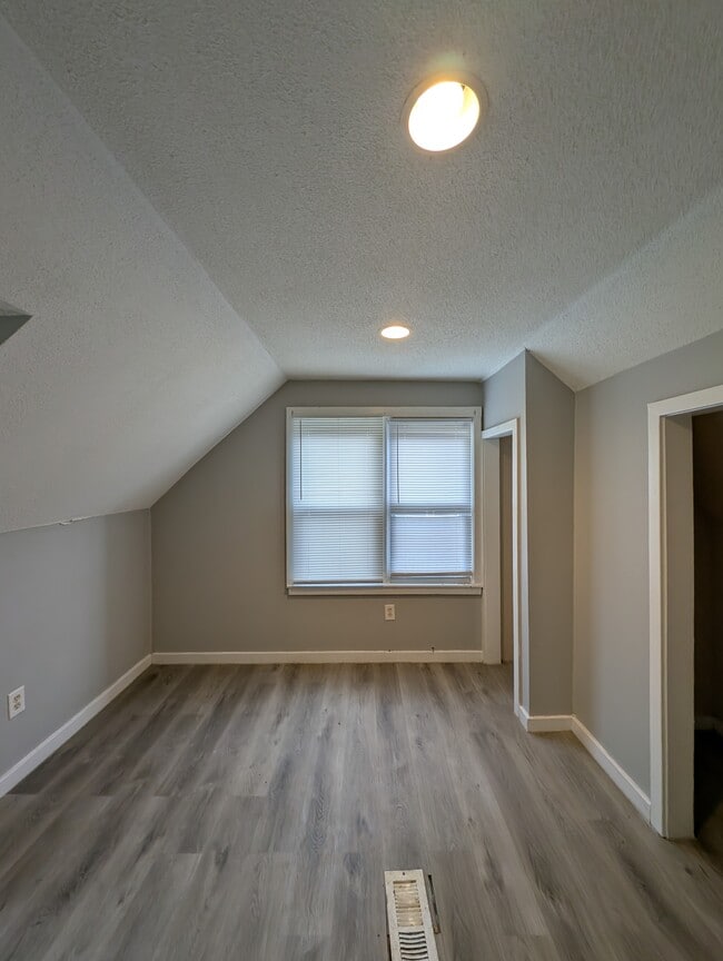 Building Photo - 12084 Vaughan St