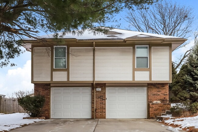 Building Photo - 307 NW Sherwood Dr