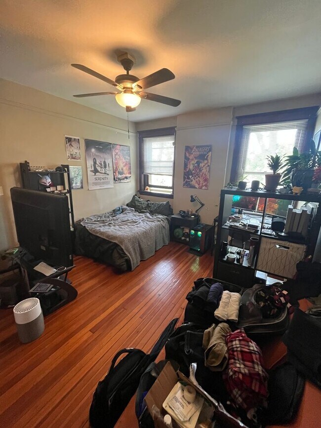 Building Photo - 2215 Victor St