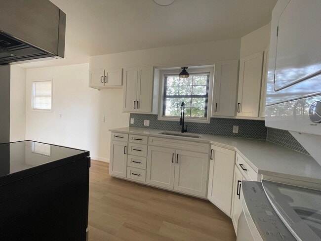 Building Photo - Cozy City Charm – 3-Bed, 1-Bath Home in La...