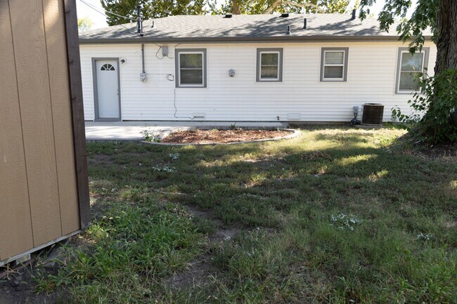 Building Photo - 3541 S Southwood Dr