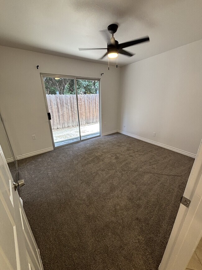 Building Photo - 388 Hilltop Dr