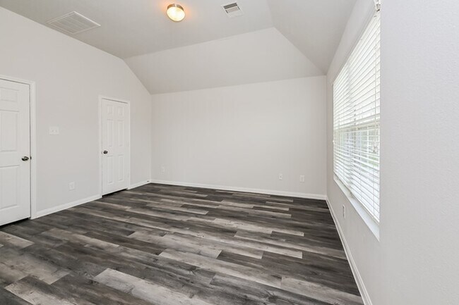 Building Photo - 5818 Northern Oak St