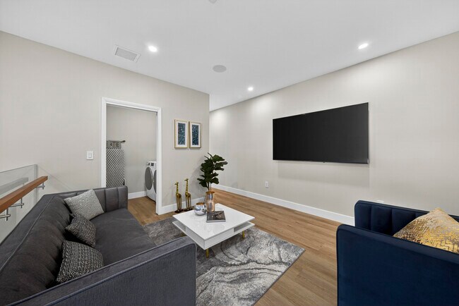 Building Photo - 1121 NE 17th Ave