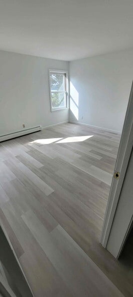 Building Photo - 10 Lincoln Way