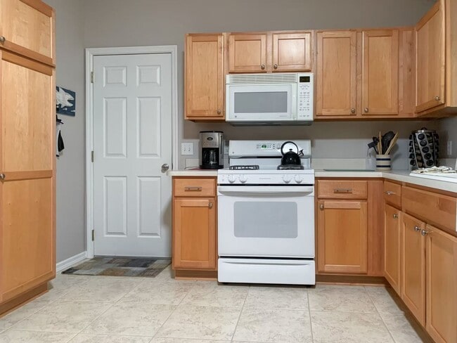 Building Photo - M1108 Davenport (VNSW-15/5)