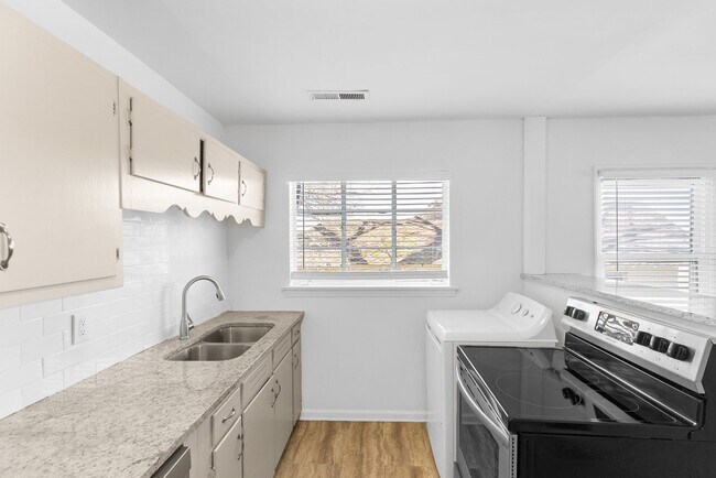 Building Photo - Gean Rise - 1 Bedroom / 1 Bathroom with Balcony/Porch