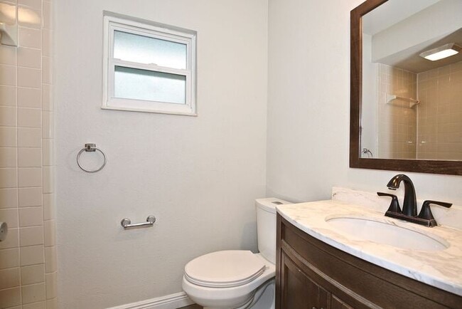 Building Photo - Gorgeous 4/2 Pool Home with a Covered Patio and a Large Fenced Backyard Located in Dr. Phillip's ...