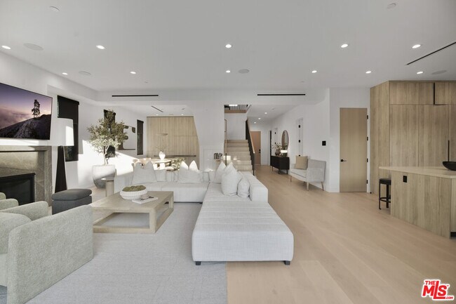 Building Photo - 4433 Kraft Ave