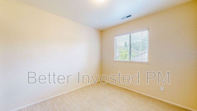 Building Photo - 832 S Orchard Ave