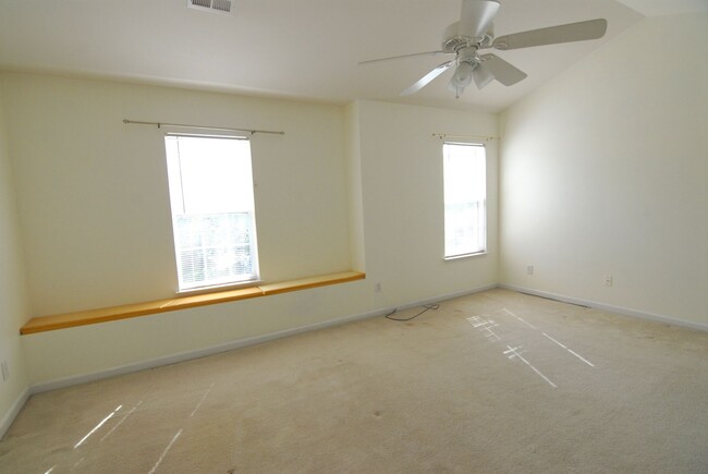 Building Photo - Maintenance free 2 bedroom suite townhouse...