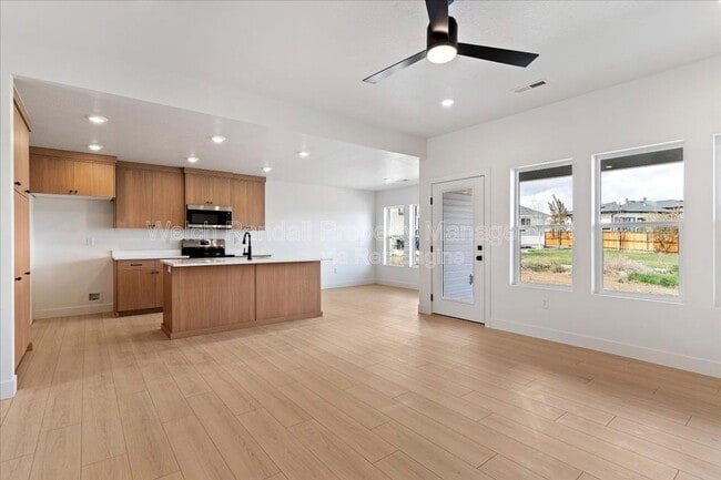 Building Photo - 837 E 3rd N