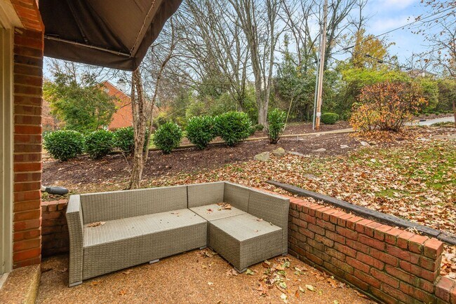 Building Photo - Townhome LOCATION!