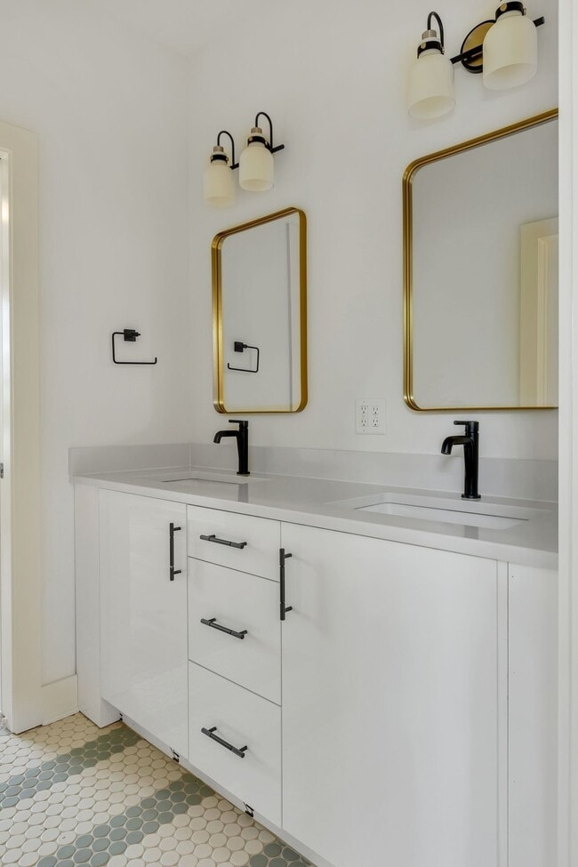 Building Photo - 660 Vernon Ave