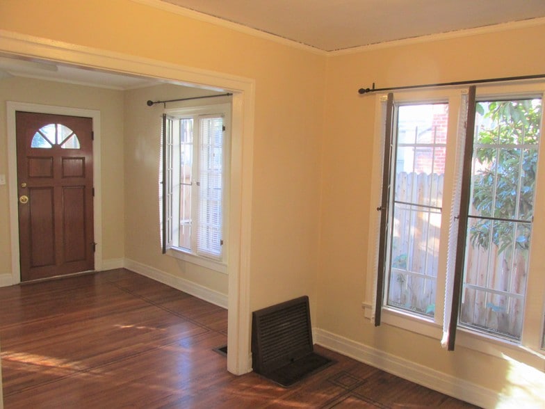 Reception area - 502 N Vista St