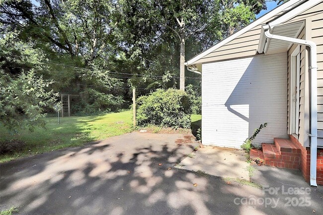 Building Photo - 228 Seneca Pl