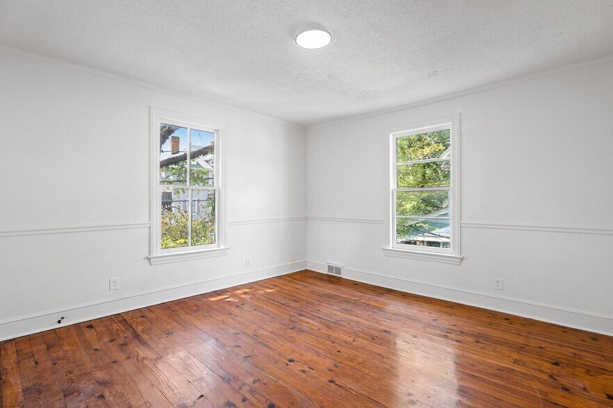 Building Photo - 209 N Spring St