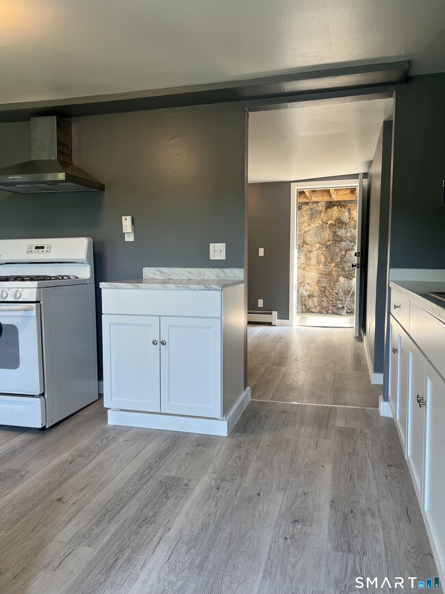 Building Photo - 90 Aetna St