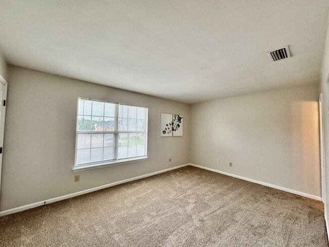 Building Photo - Completely Updated & Ready NOW! New Floori...