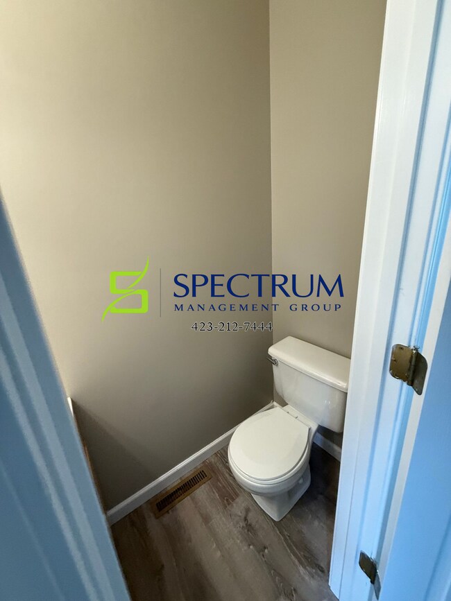 Building Photo - 2 Bedroom 1.5 Bath duplex with basement garage.