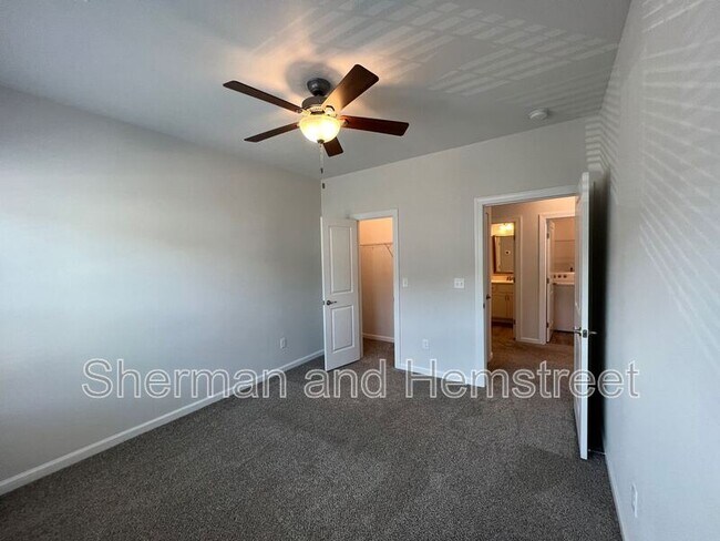 Building Photo - 5005 Mimosa Dr