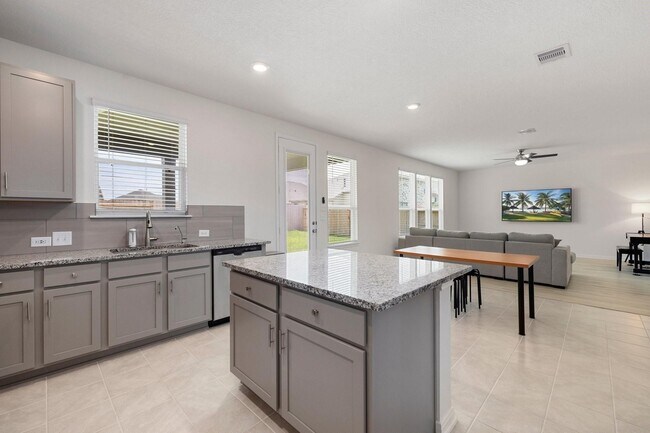 Building Photo - 7618 Coral Ky Dr