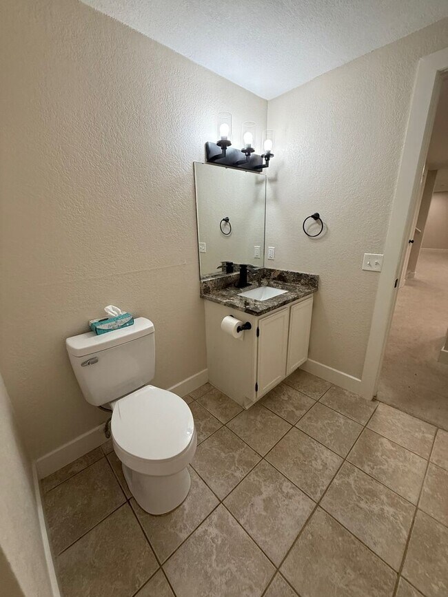 Building Photo - Spacious 3 Bedroom, 2 Bath - Your Derby Ho...