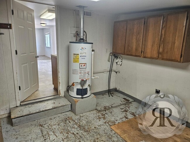 Building Photo - 2 Bedroom 1 Bathroom Home