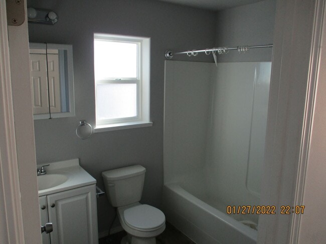 Building Photo - Beautifully remodeled 3 bed, 3 bath Duplex