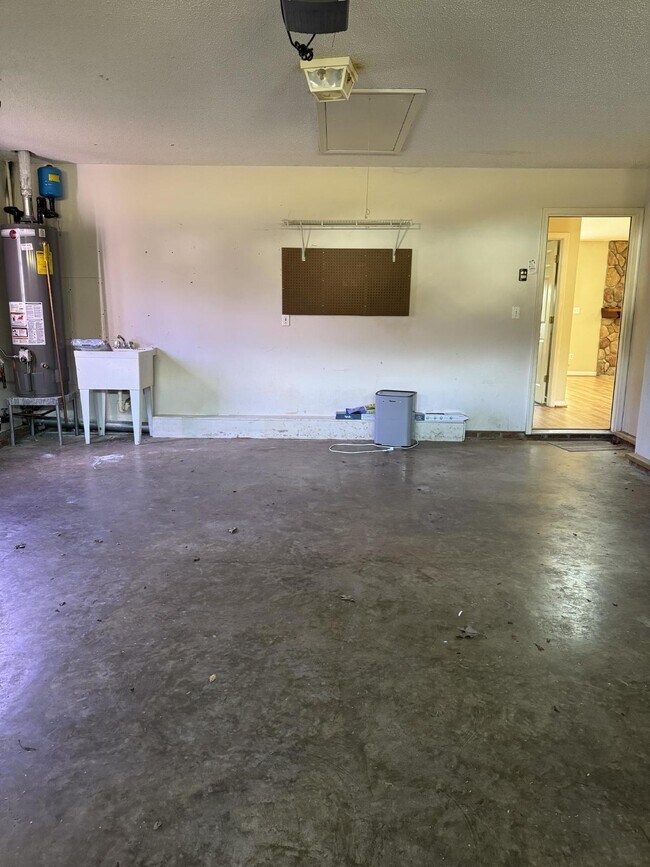 Building Photo - Charming 3-Bedroom, 2-Bathroom Home for Rent – Perfect for Comfortable Living!