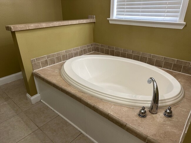 Building Photo - Charming and spacious home for rent in Lee...