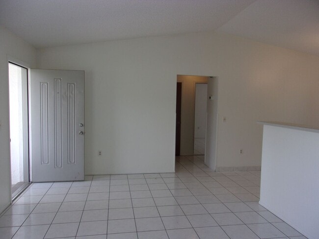 Building Photo - 2261 Maximilian Ave