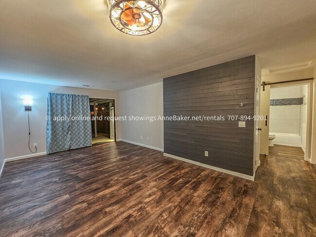 Building Photo - Exquisitely Updated Condo - Must See