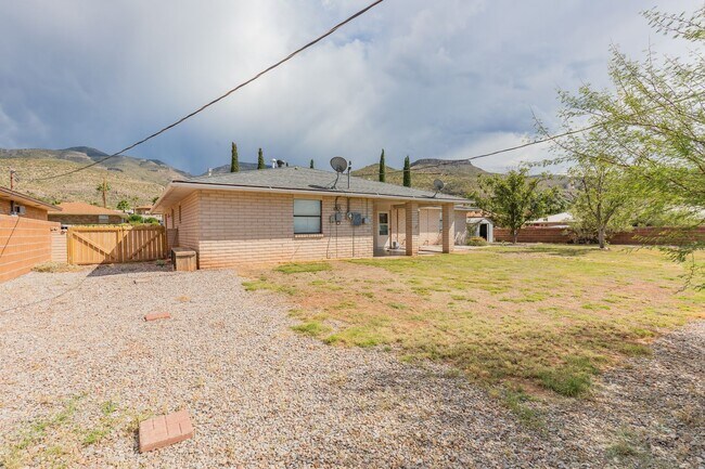 Building Photo - 3 Bedroom 2 Bath Home